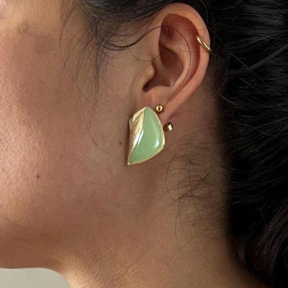 Vintage Green Enameled fan shape Goldtone post earrings - Picture 2 of 3